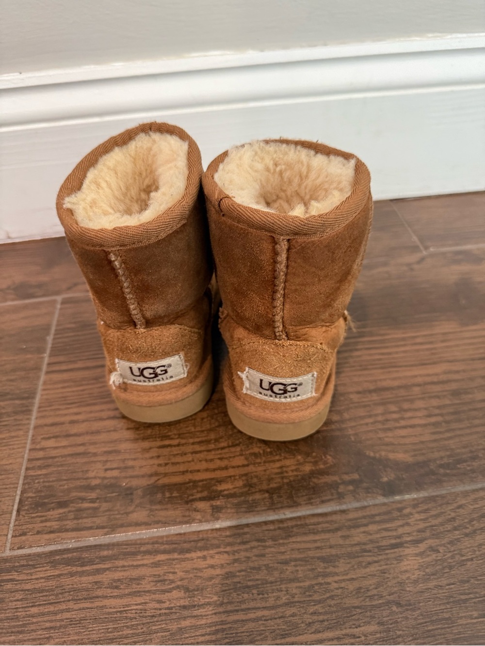UGG Kids Short Suede Shearling Boots - Chestnut Brown size 6 EUC